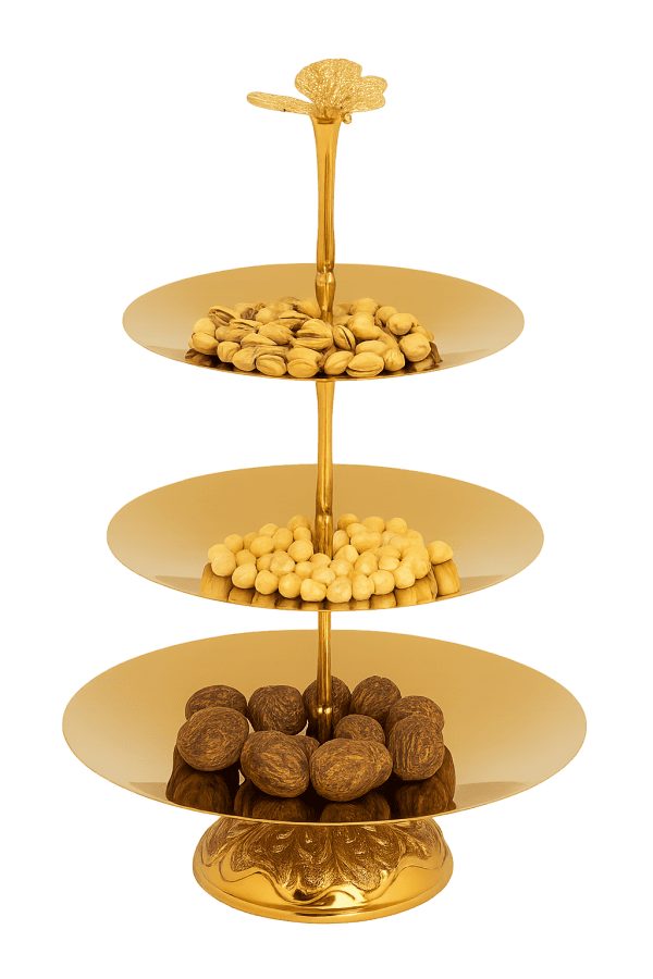 Altın renkli üç katlı kelebek kulplu tatlı standı