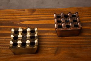 6 farklı renk seçeneği bulunan ızgaralı döküm kare kül tablası serisi (Elegance, Gold, Antik, Bakır, Bronz, Nikel)