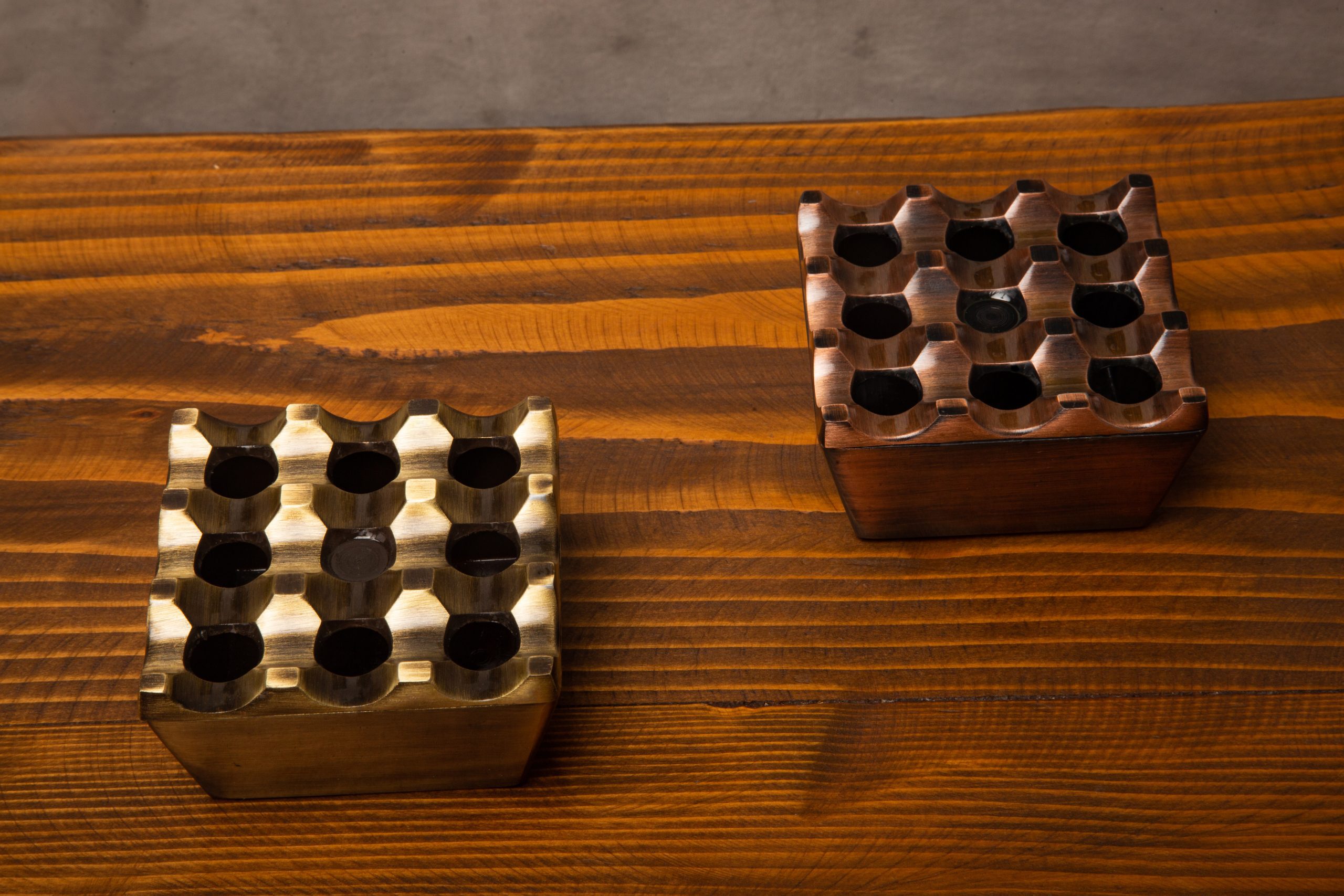 6 farklı renk seçeneği bulunan ızgaralı döküm kare kül tablası serisi (Elegance, Gold, Antik, Bakır, Bronz, Nikel)