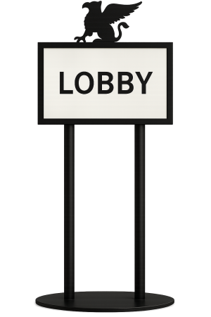 Siyah metal yönlendirme panosu ve gold renkli çapraz ayaklı çanta askılık standı