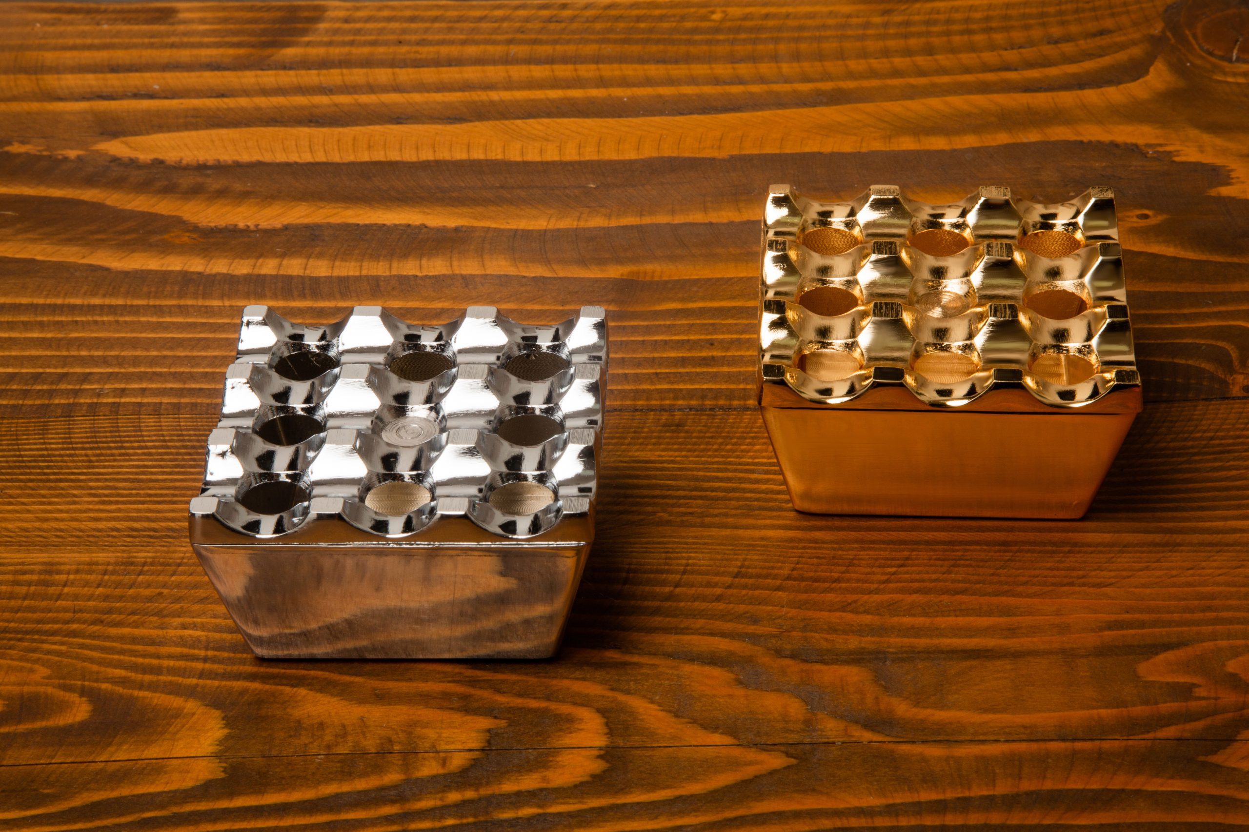 6 farklı renk seçeneği bulunan ızgaralı döküm kare kül tablası serisi (Elegance, Gold, Antik, Bakır, Bronz, Nikel)