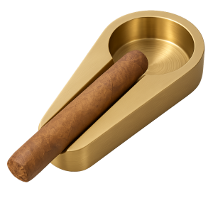 Masif pirinçten üretilmiş, altın sarısı renginde dört farklı model puro standı ve kül tablası