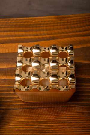 6 farklı renk seçeneği bulunan ızgaralı döküm kare kül tablası serisi (Elegance, Gold, Antik, Bakır, Bronz, Nikel)